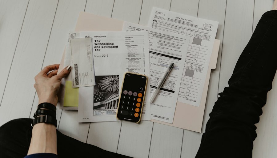 Como avaliar a distinção entre estimativa e valor confirmado em respostas de IA