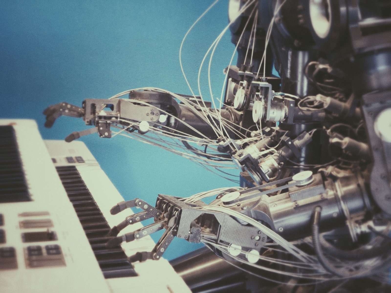 IA em COBOL, Fortran e Visual Basic: o que os novos testes da OpenAI mostram