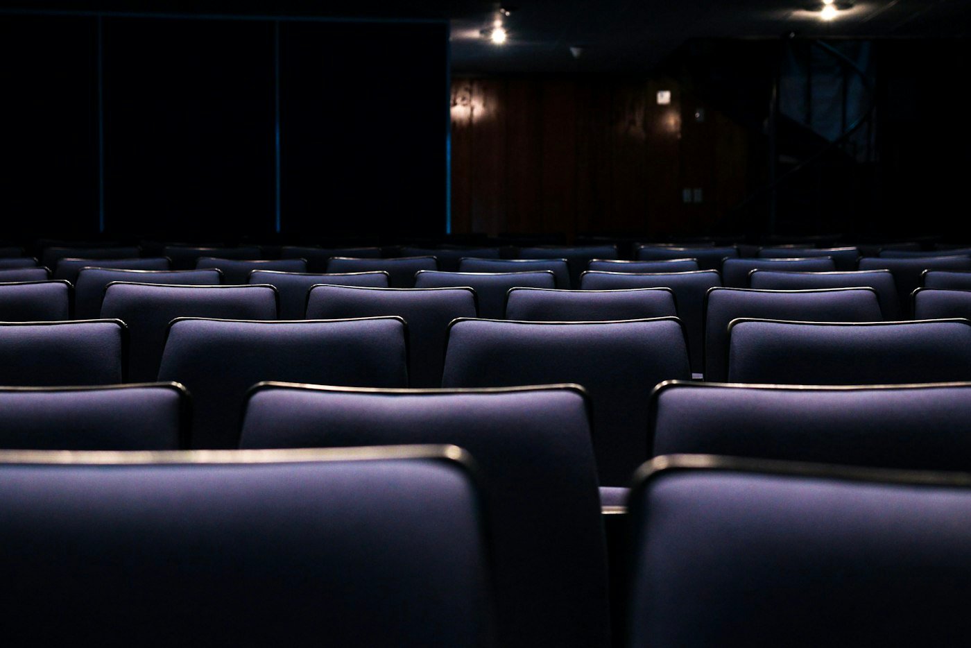 IA para grupos de teatro: inventario de figurinos sem perder pecas