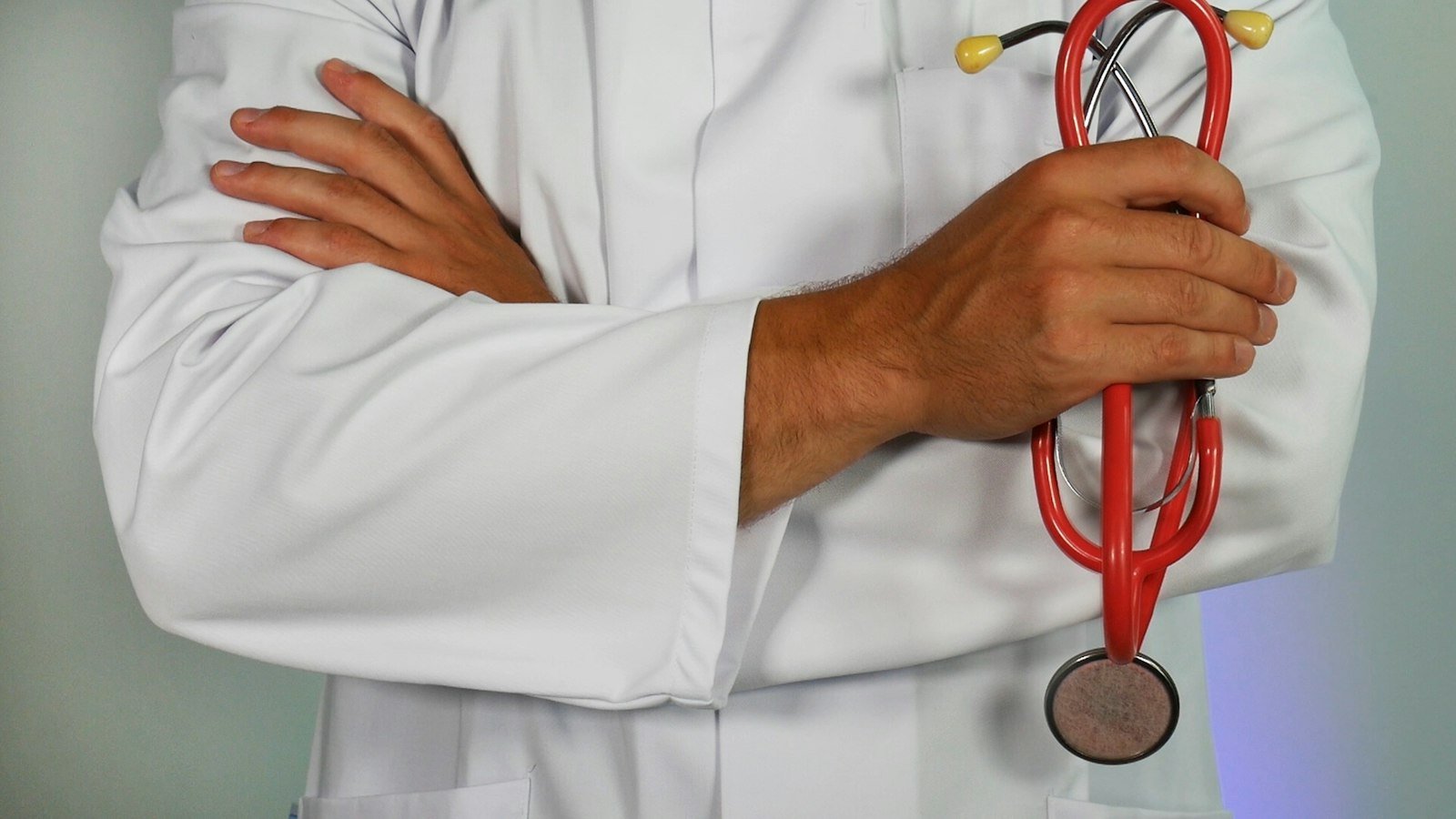 Comparativo de modelos multimodais de visão na digitalização de prontuários médicos