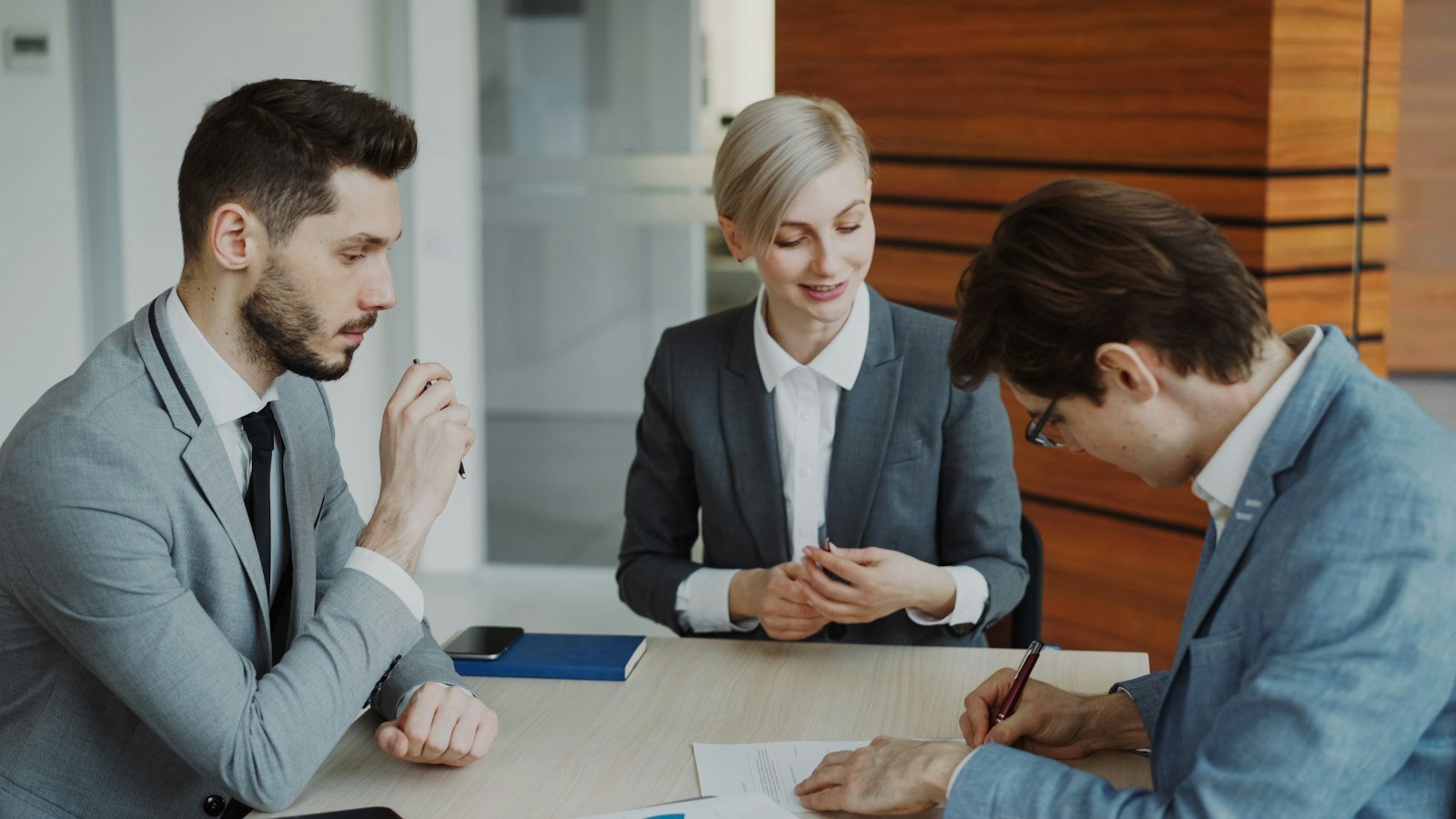 Cláusulas essenciais em contratos com fornecedores de IA